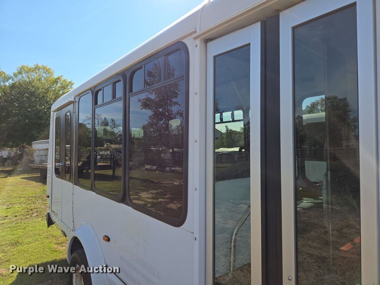 image for item DT5380 2011 Ford E350 shuttle bus