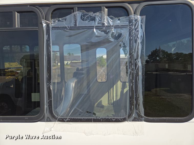 image for item DT5380 2011 Ford E350 shuttle bus