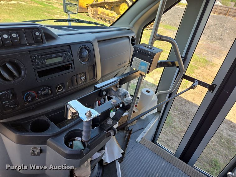 image for item DT5380 2011 Ford E350 shuttle bus