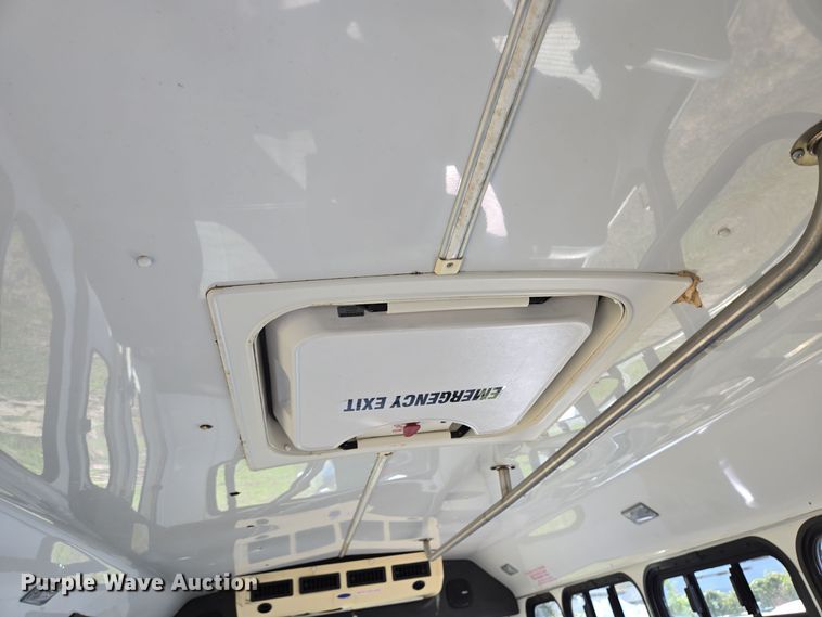 image for item DT5380 2011 Ford E350 shuttle bus