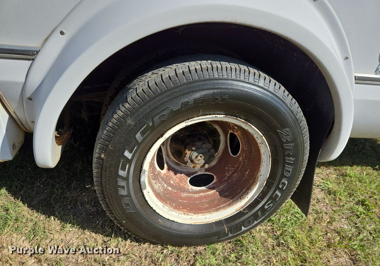 image for item DT5380 2011 Ford E350 shuttle bus