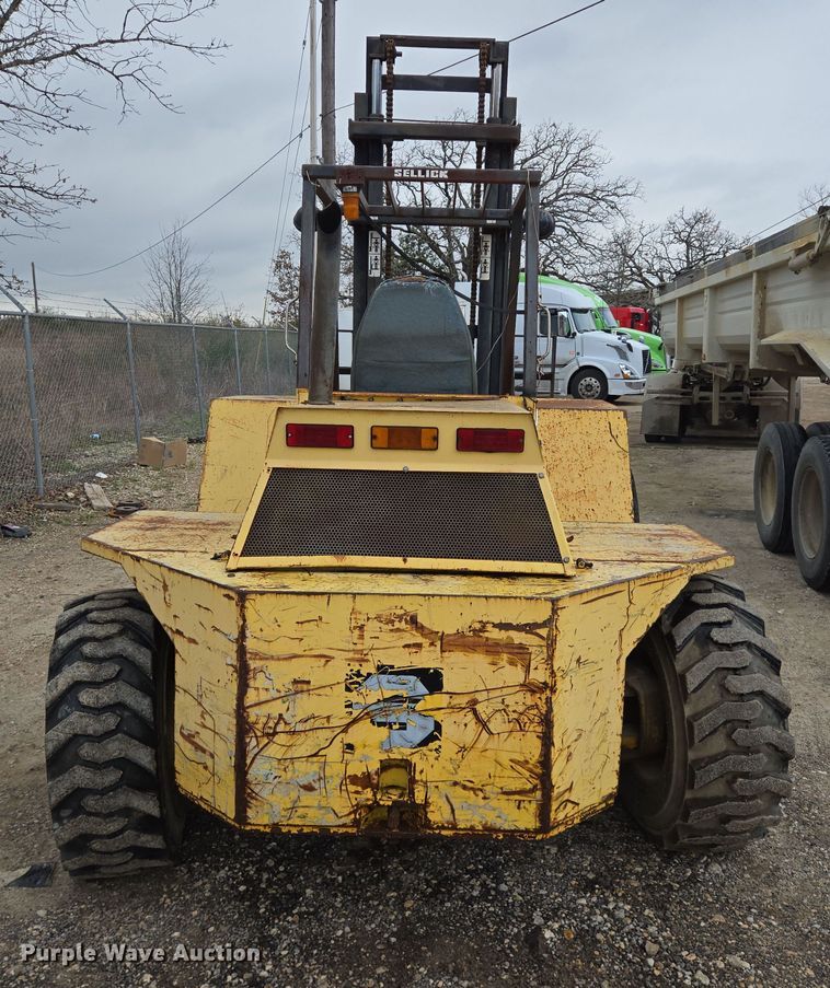 image for item DV1272 2000 Sellick SD-80 forklift