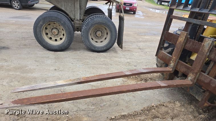 image for item DV1272 2000 Sellick SD-80 forklift