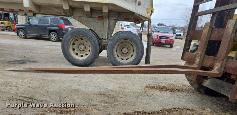 image for item DV1272 2000 Sellick SD-80 forklift