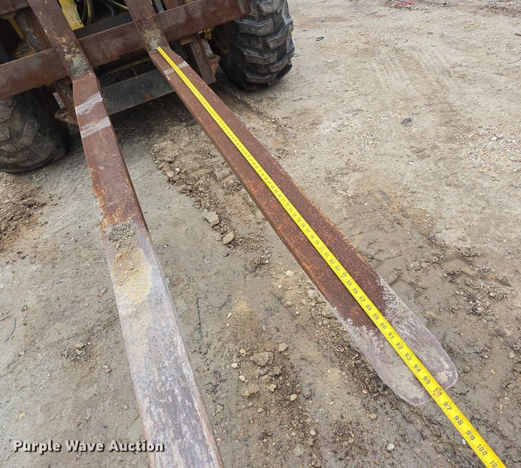 image for item DV1272 2000 Sellick SD-80 forklift