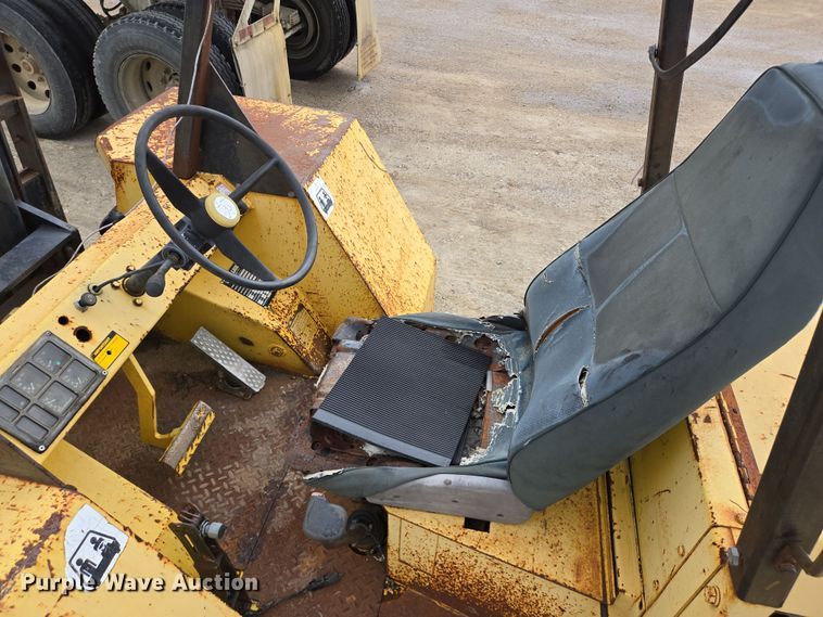 image for item DV1272 2000 Sellick SD-80 forklift