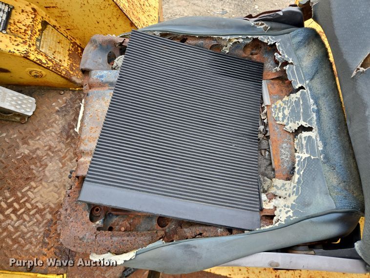 image for item DV1272 2000 Sellick SD-80 forklift