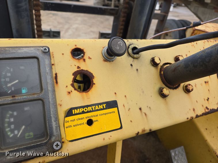 image for item DV1272 2000 Sellick SD-80 forklift