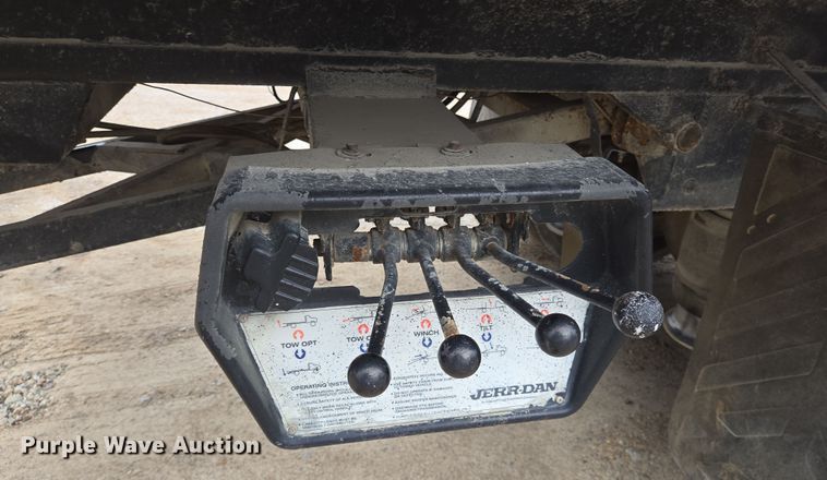 image for item DV1273 2001 Freightliner FL80 rollback truck