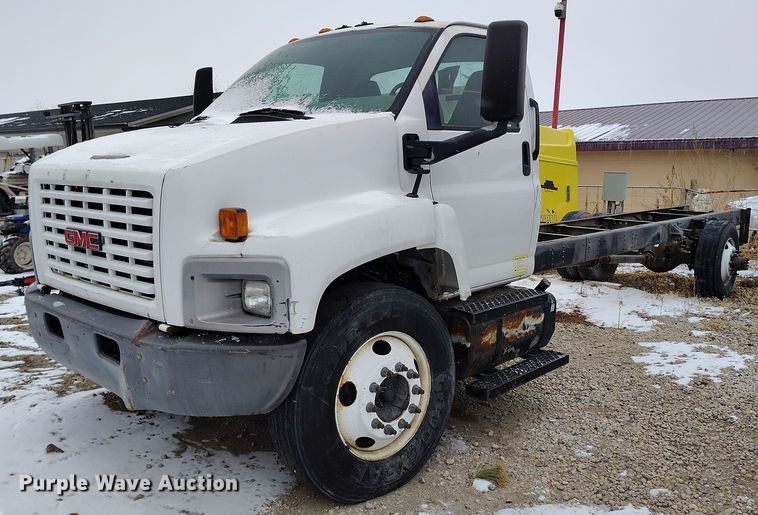 image for item DV6695 2004 GMC C7500 truck cab and chassis