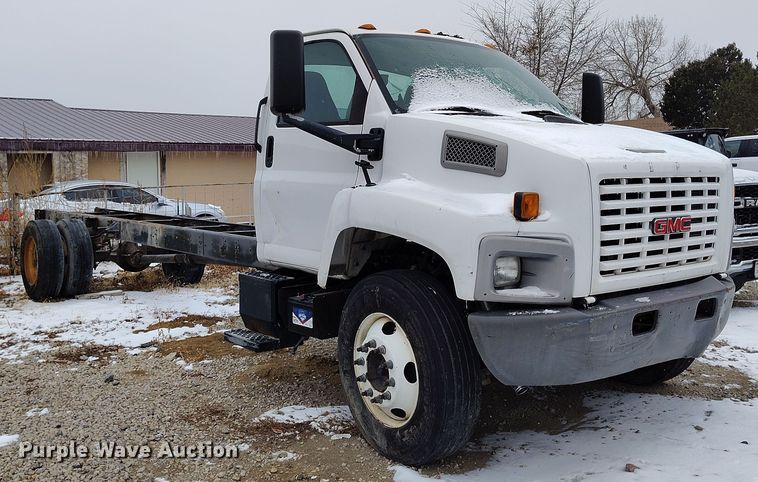 image for item DV6695 2004 GMC C7500 truck cab and chassis