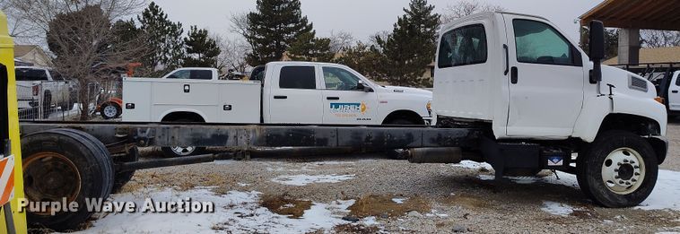 image for item DV6695 2004 GMC C7500 truck cab and chassis