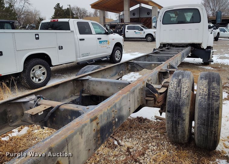 image for item DV6695 2004 GMC C7500 truck cab and chassis