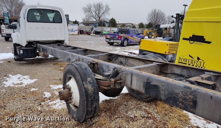 image for item DV6695 2004 GMC C7500 truck cab and chassis