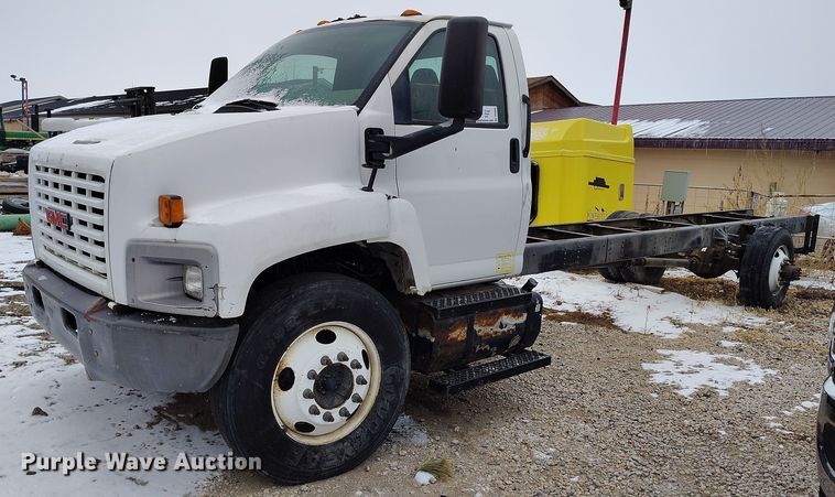 image for item DV6695 2004 GMC C7500 truck cab and chassis