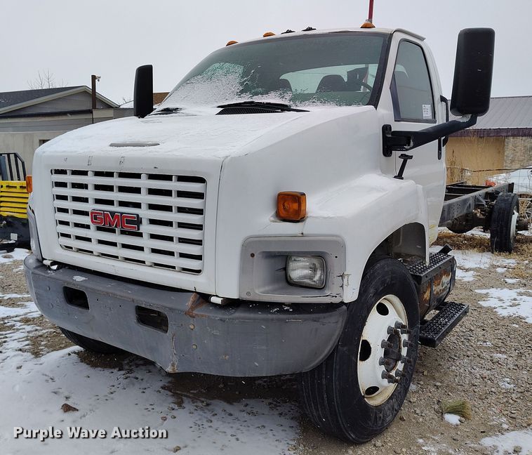 image for item DV6695 2004 GMC C7500 truck cab and chassis