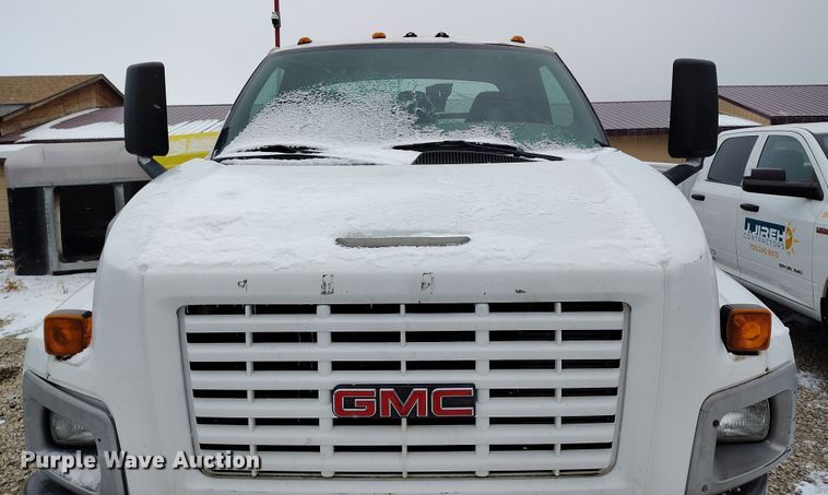 image for item DV6695 2004 GMC C7500 truck cab and chassis