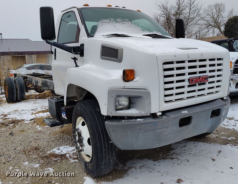image for item DV6695 2004 GMC C7500 truck cab and chassis