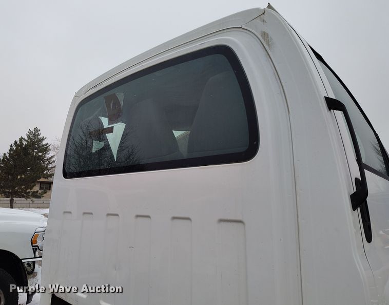 image for item DV6695 2004 GMC C7500 truck cab and chassis