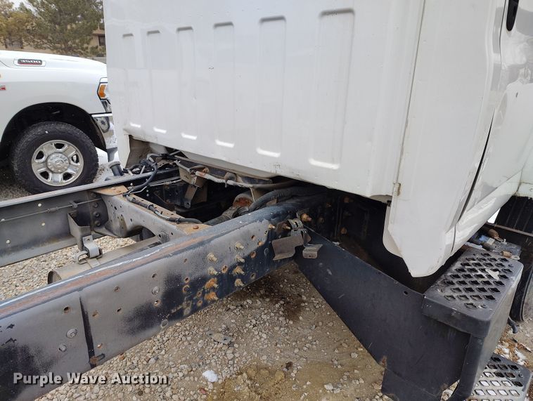 image for item DV6695 2004 GMC C7500 truck cab and chassis