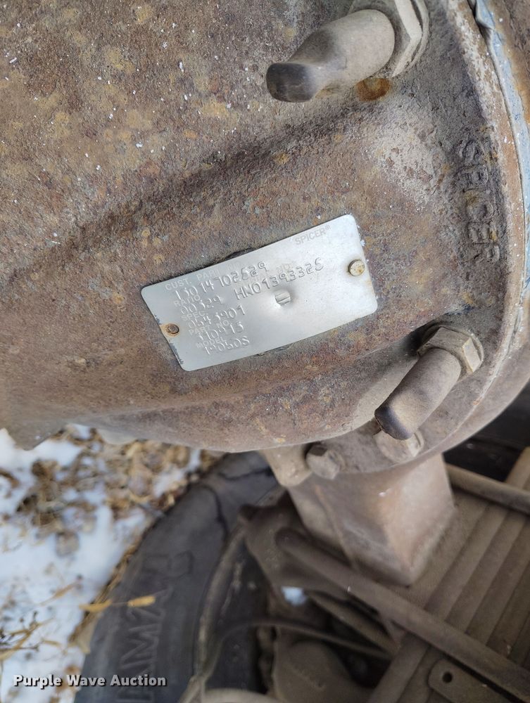 image for item DV6695 2004 GMC C7500 truck cab and chassis