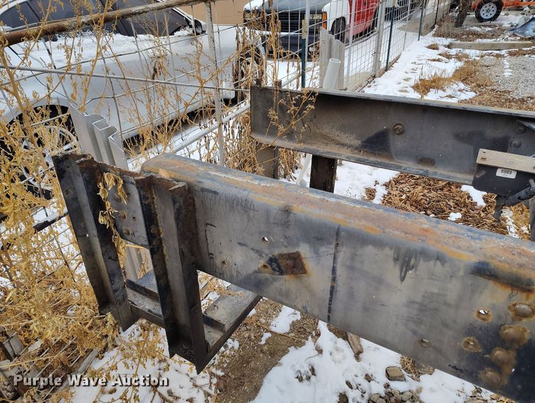 image for item DV6695 2004 GMC C7500 truck cab and chassis