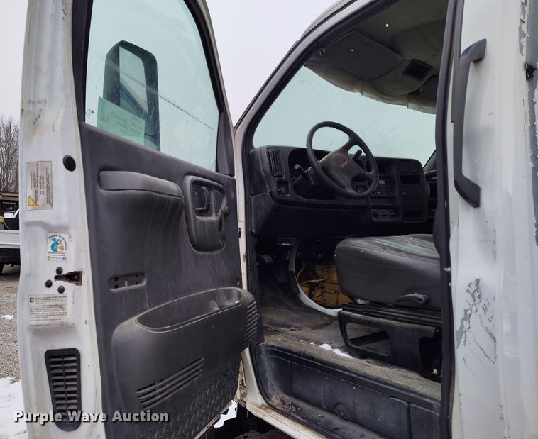 image for item DV6695 2004 GMC C7500 truck cab and chassis