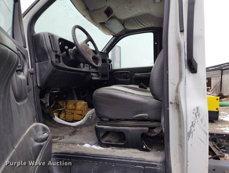 image for item DV6695 2004 GMC C7500 truck cab and chassis