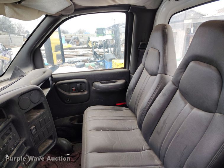 image for item DV6695 2004 GMC C7500 truck cab and chassis