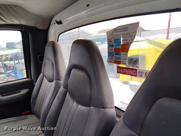 image for item DV6695 2004 GMC C7500 truck cab and chassis