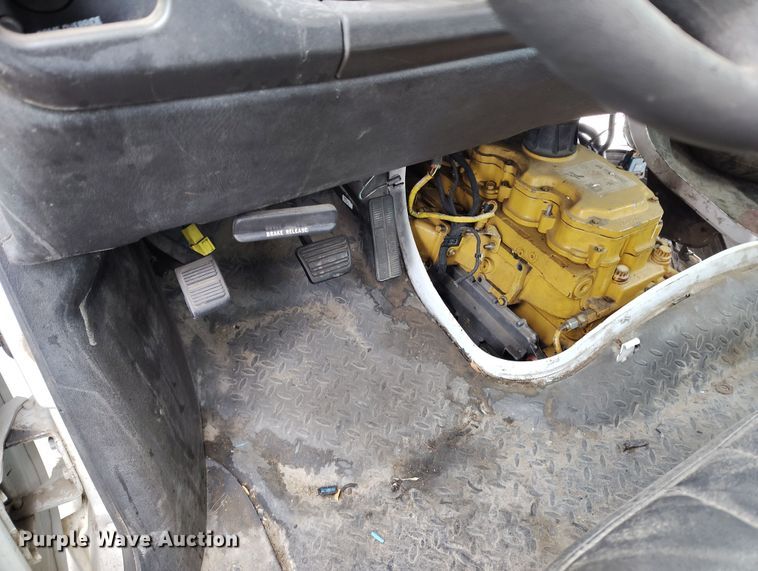 image for item DV6695 2004 GMC C7500 truck cab and chassis