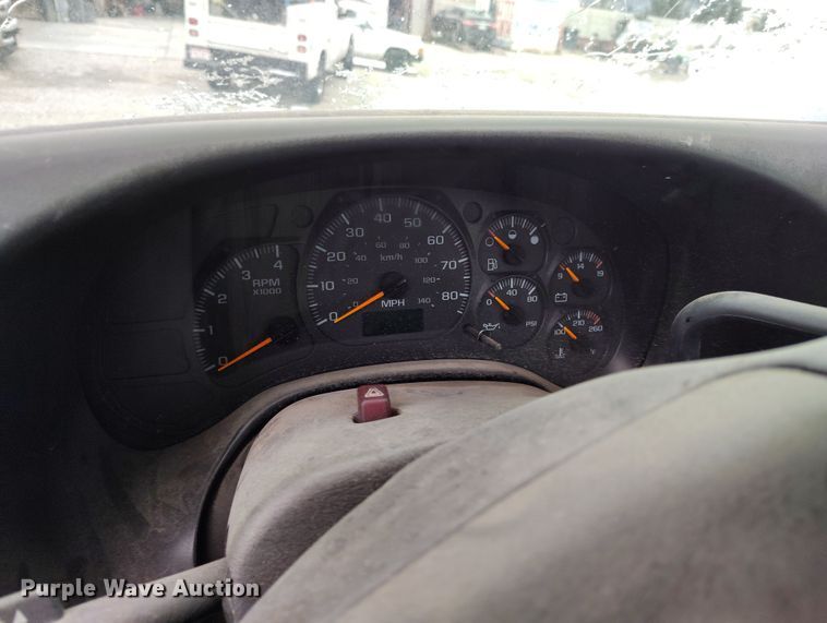 image for item DV6695 2004 GMC C7500 truck cab and chassis