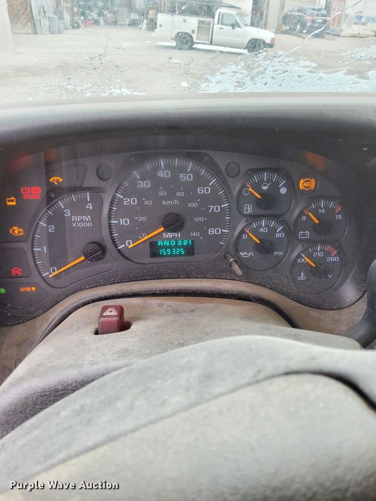 image for item DV6695 2004 GMC C7500 truck cab and chassis