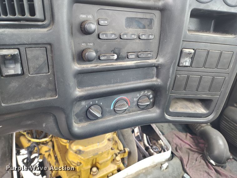 image for item DV6695 2004 GMC C7500 truck cab and chassis