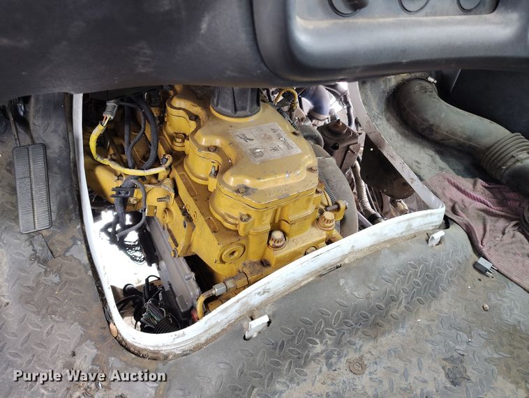 image for item DV6695 2004 GMC C7500 truck cab and chassis