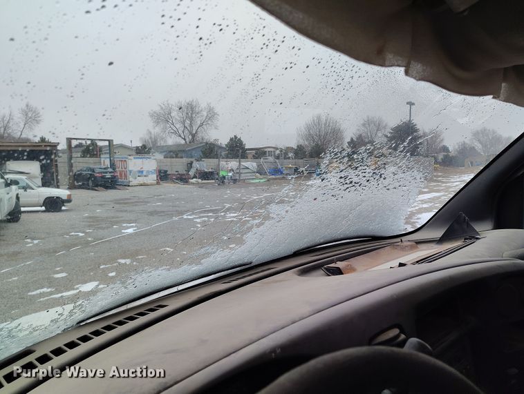 image for item DV6695 2004 GMC C7500 truck cab and chassis