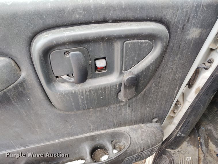 image for item DV6695 2004 GMC C7500 truck cab and chassis