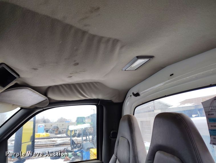 image for item DV6695 2004 GMC C7500 truck cab and chassis