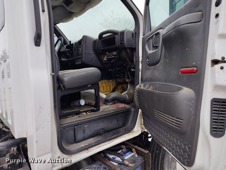 image for item DV6695 2004 GMC C7500 truck cab and chassis