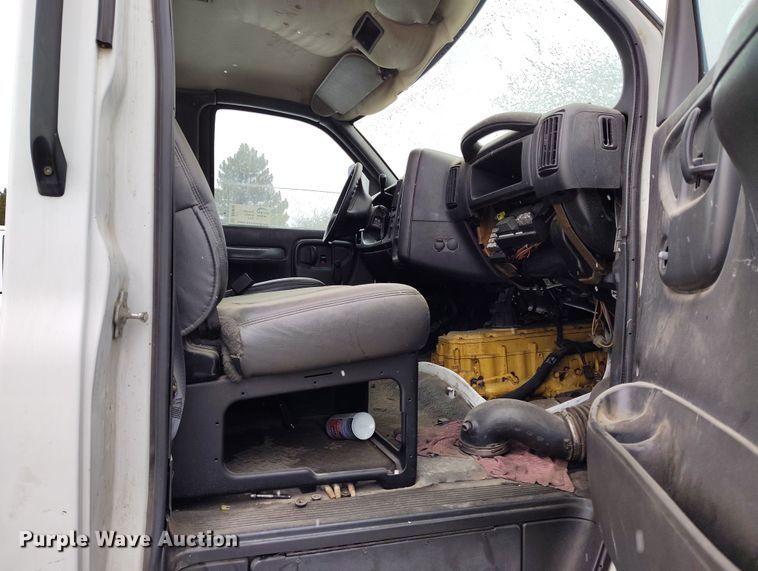image for item DV6695 2004 GMC C7500 truck cab and chassis