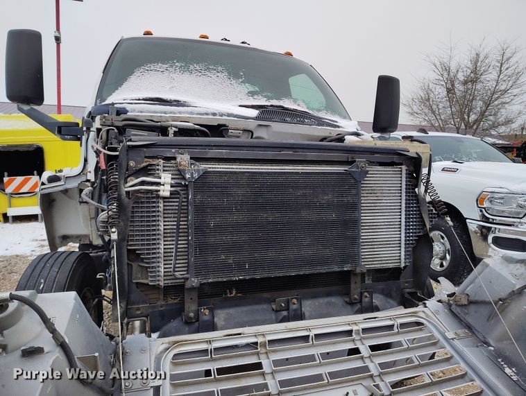 image for item DV6695 2004 GMC C7500 truck cab and chassis