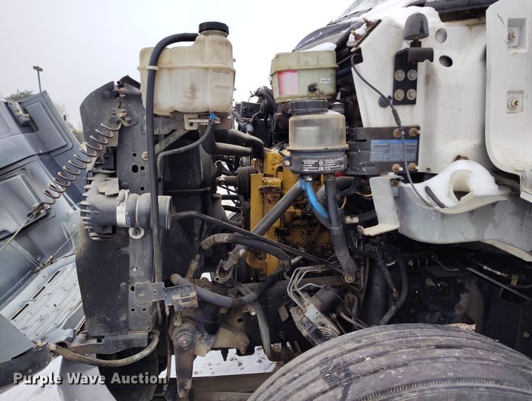 image for item DV6695 2004 GMC C7500 truck cab and chassis