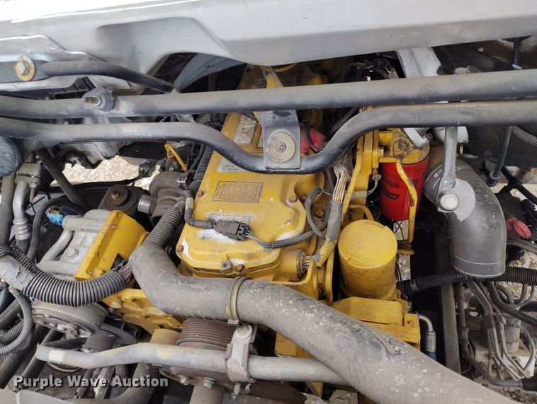 image for item DV6695 2004 GMC C7500 truck cab and chassis