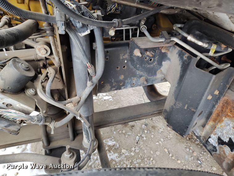 image for item DV6695 2004 GMC C7500 truck cab and chassis