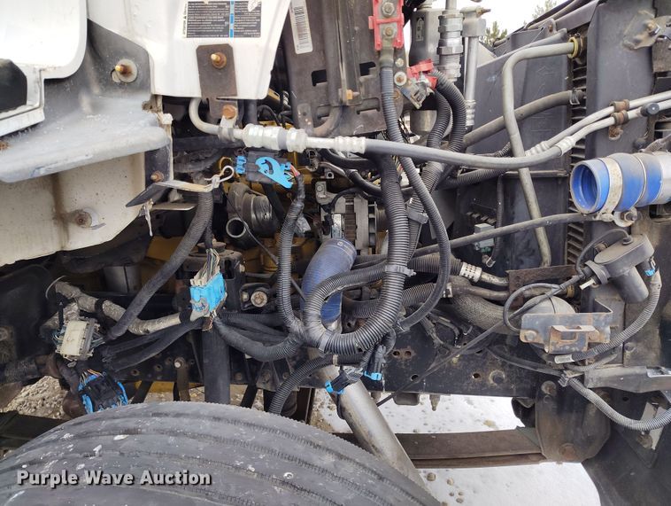 image for item DV6695 2004 GMC C7500 truck cab and chassis