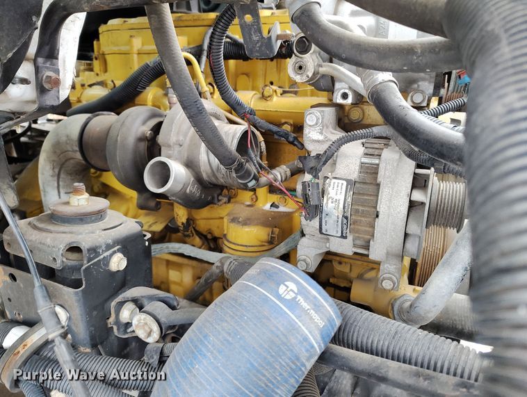 image for item DV6695 2004 GMC C7500 truck cab and chassis