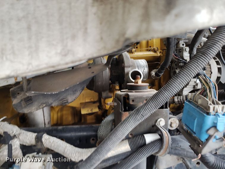 image for item DV6695 2004 GMC C7500 truck cab and chassis