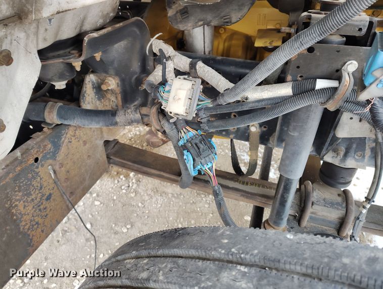 image for item DV6695 2004 GMC C7500 truck cab and chassis