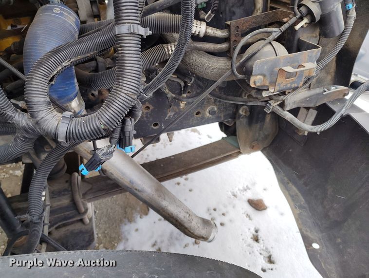 image for item DV6695 2004 GMC C7500 truck cab and chassis