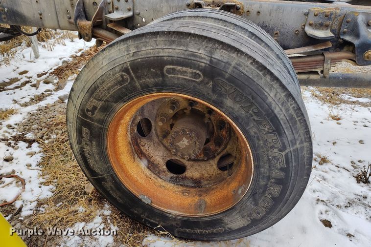 image for item DV6695 2004 GMC C7500 truck cab and chassis